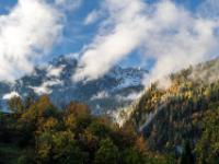 Nebelschleier vor den Leoganger Steinbergen über Weißbach